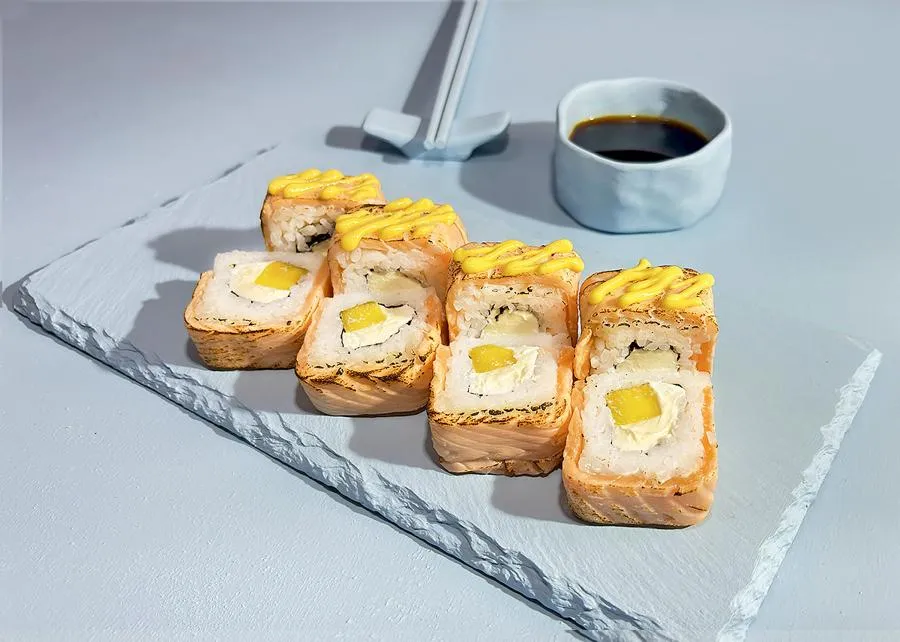 Опаленный ролл с манго